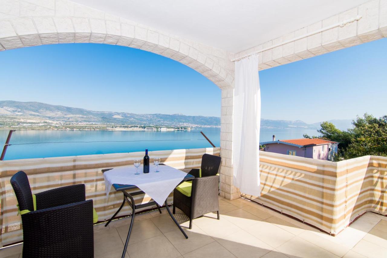 Holidays Apartments Slanada With Terrace And Sea View, Near The Beach & Town Trogir, Free Parking, Quiet Place On Peninsula Ciovo Exterior foto